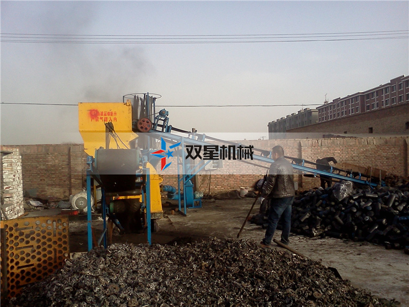 用戶金屬粉碎機(jī)粉碎現(xiàn)場(chǎng)