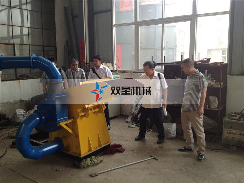 客戶參觀我廠木材粉碎機