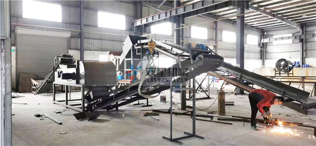 廢鐵粉碎機生產(chǎn)現(xiàn)場