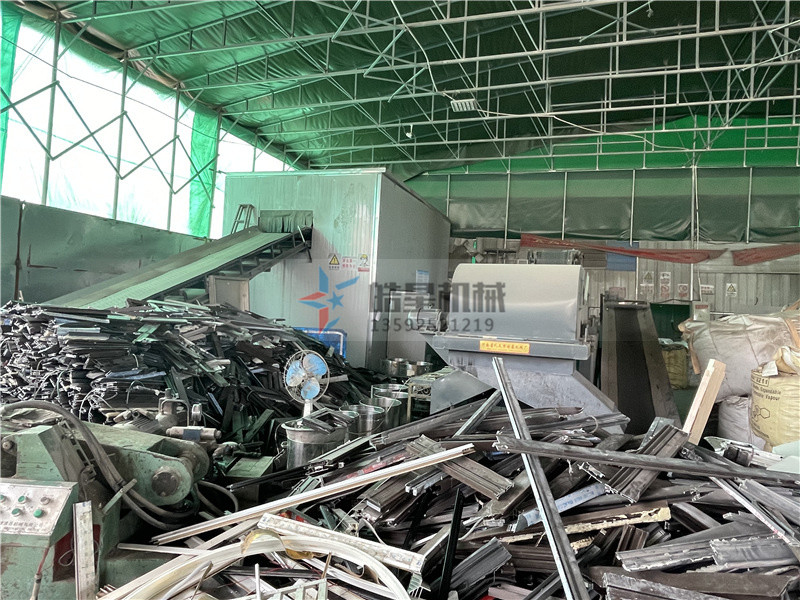 <a href='http://www.thwlps.com.cn/' target='_blank'><span>金屬粉碎機(jī)</span></a>作業(yè)現(xiàn)場(chǎng)