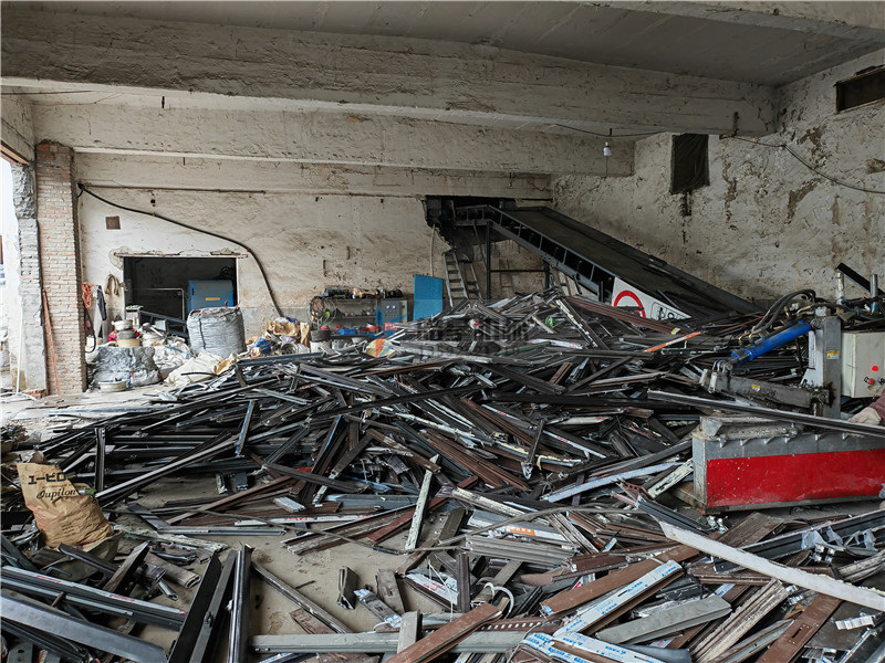 廢鋁粉碎機(jī)斷橋鋁粉碎機(jī)設(shè)備作業(yè)現(xiàn)場(chǎng)拍攝 廢鋁粉碎機(jī)斷橋鋁粉碎機(jī)設(shè)備作業(yè)現(xiàn)場(chǎng)拍攝