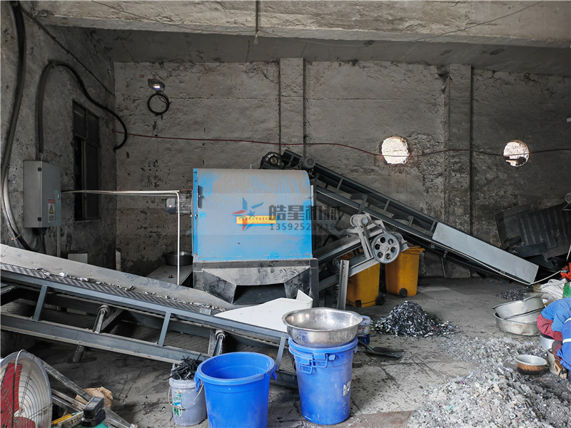 廢鋁粉碎機(jī)斷橋鋁粉碎機(jī)設(shè)備作業(yè)現(xiàn)場(chǎng)拍攝 廢鋁粉碎機(jī)斷橋鋁粉碎機(jī)設(shè)備作業(yè)現(xiàn)場(chǎng)拍攝